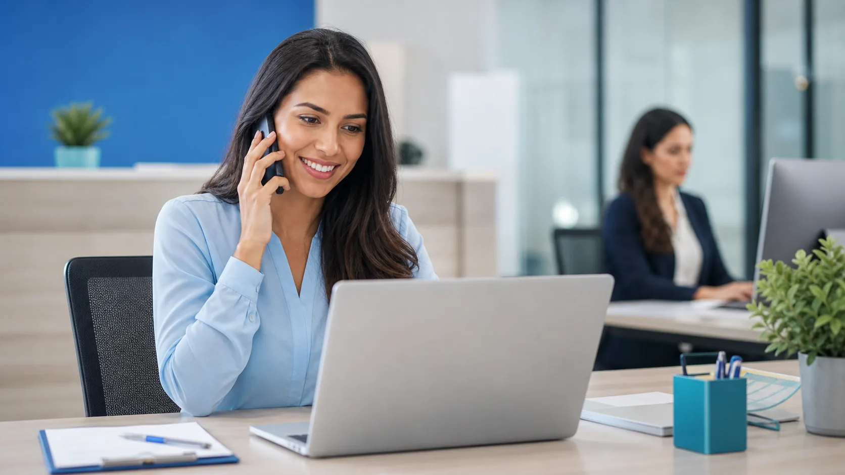 Atendimento profissional da Minas Saúde orientando uma empresa por telefone e computador