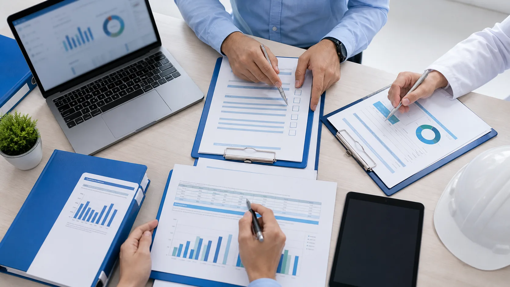 Organização de documentos, laudos e programas ocupacionais em mesa de trabalho